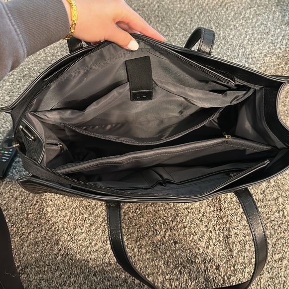 Black snakseskin tote bag with USB port - Picture 4 of 8